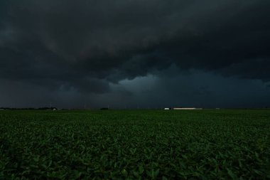 Orta batıdaki küçük bir kasabaya varmadan hemen önce Derecho 'ya geliyor. 10 Ağustos 2020. Peru, Illinois, ABD