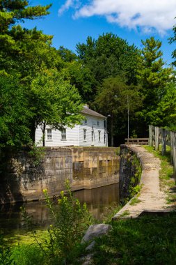 Tarihi I & M Kanalı 'nın 6 numaralı kilidi. Channahon State Park, Illinois, ABD