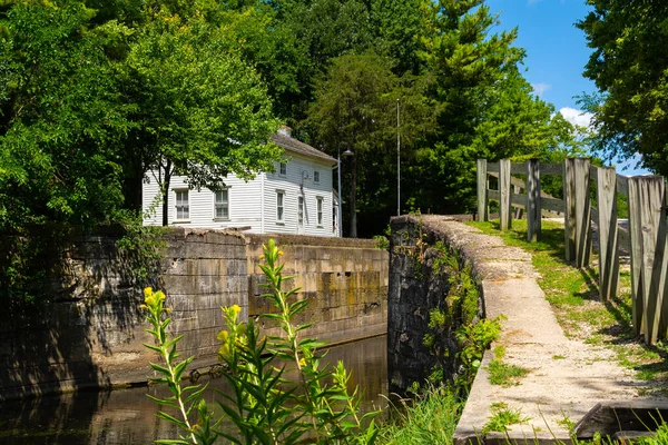 Tarihi I & M Kanalı 'nın 6 numaralı kilidi. Channahon State Park, Illinois, ABD