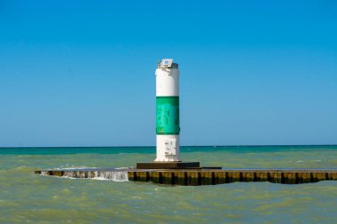 Michigan Gölü 'ndeki kanal işareti. Arka planda parlak mavi gökyüzü var. South Haven, Michigan, ABD