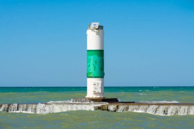 Michigan Gölü 'ndeki kanal işareti. Arka planda parlak mavi gökyüzü var. South Haven, Michigan, ABD