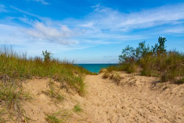Güzel bir eylül sabahı Kemil Sahili 'ne giden yol. Indiana Dunes Ulusal Parkı, Indiana, ABD