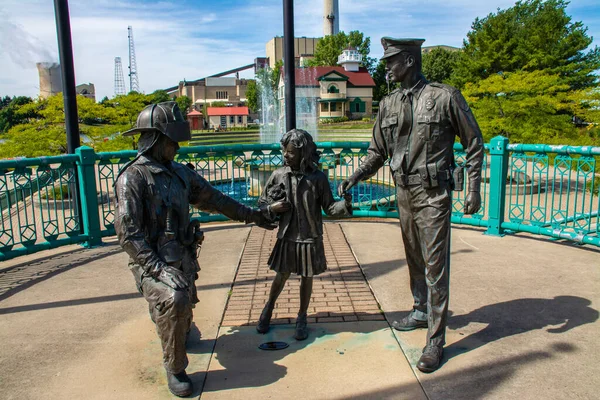 İtfaiyeciler ve Polis Memurları onuruna yapılan heykel. Michigan City, Indiana, ABD