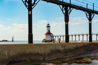 Güzel bir yaz öğleden sonrasında deniz fenerine giden podyuma bakıyorum. Michigan City, Indiana, ABD