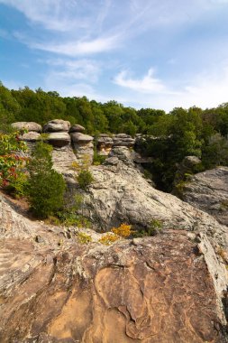 Güzel bir eylül öğleden sonrasında Tanrıların Bahçesi 'ndeki kayalıklara ve kaya oluşumlarına göz yummak. Shawnee Ulusal Ormanı, Illinois, ABD