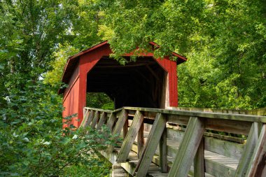 Sugar Creek Kapalı Köprüsü güzel bir eylül sabahı. Chatham, Illinois, ABD