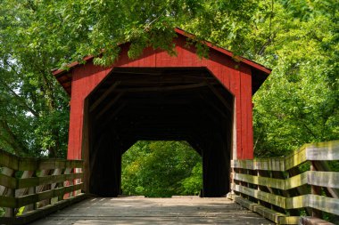 Sugar Creek Kapalı Köprüsü güzel bir eylül sabahı. Chatham, Illinois, ABD