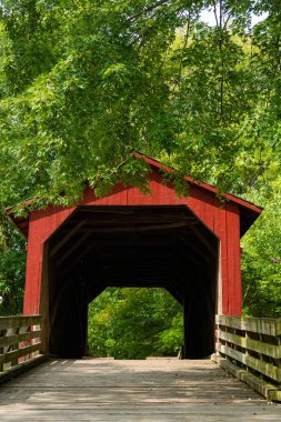 Sugar Creek Kapalı Köprüsü güzel bir eylül sabahı. Chatham, Illinois, ABD