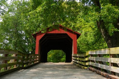 Sugar Creek Kapalı Köprüsü güzel bir eylül sabahı. Chatham, Illinois, ABD