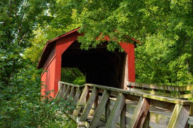 Sugar Creek Kapalı Köprüsü güzel bir eylül sabahı. Chatham, Illinois, ABD