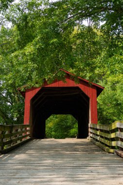 Sugar Creek Kapalı Köprüsü güzel bir eylül sabahı. Chatham, Illinois, ABD
