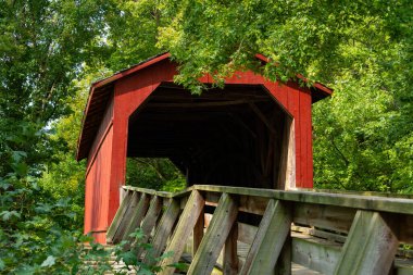 Sugar Creek Kapalı Köprüsü güzel bir eylül sabahı. Chatham, Illinois, ABD