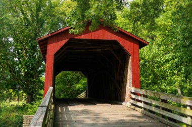 Sugar Creek Kapalı Köprüsü güzel bir eylül sabahı. Chatham, Illinois, ABD