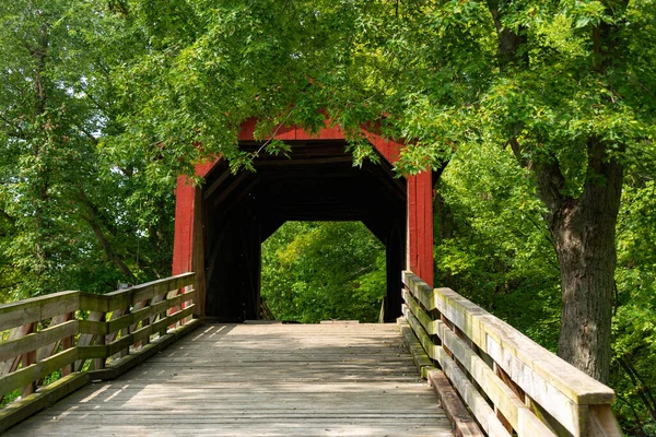 Sugar Creek Kapalı Köprüsü güzel bir eylül sabahı. Chatham, Illinois, ABD