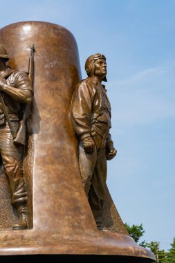 Springfield, Illinois / ABD - 16 Eylül 2020 Güzel bir Eylül gününde Illinois Kore Savaşı Anıtı.