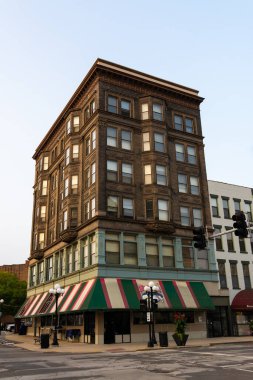 Gün doğumunda Bloomington 'da eski bir bina. Bloomington, Illinois, ABD