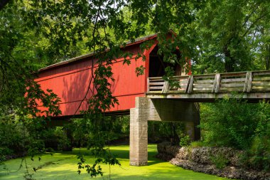 Sugar Creek Kapalı Köprüsü güzel bir eylül sabahı. Chatham, Illinois, ABD