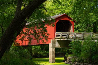 Sugar Creek Kapalı Köprüsü güzel bir eylül sabahı. Chatham, Illinois, ABD