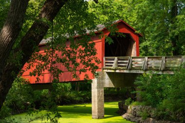 Sugar Creek Kapalı Köprüsü güzel bir eylül sabahı. Chatham, Illinois, ABD