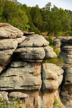 Öğleden sonra ışığında Tanrıların Bahçesi 'nde kaya oluşumları. Shawnee Ulusal Ormanı, Illinois, ABD