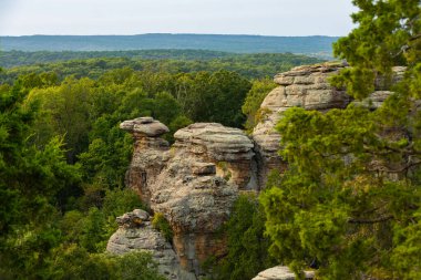 Tanrıların Bahçesi öğleden sonra ışığında blöf yapıyor. Shawnee Ulusal Ormanı, Illinois, ABD