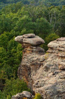 Tanrıların Bahçesi öğleden sonra ışığında blöf yapıyor. Shawnee Ulusal Ormanı, Illinois, ABD