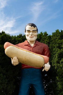 Atlanta, Illinois / ABD - 23 Eylül 2020: Tarihi Route 66 'daki Paul Bunyan Hotdog heykeli.