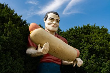 Atlanta, Illinois / ABD - 23 Eylül 2020: Tarihi Route 66 'daki Paul Bunyan Hotdog heykeli.