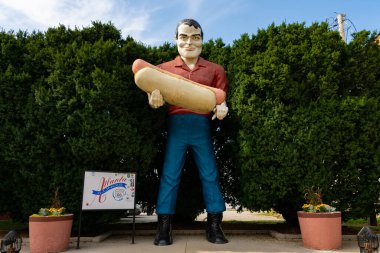 Atlanta, Illinois / ABD - 23 Eylül 2020: Tarihi Route 66 'daki Paul Bunyan Hotdog heykeli.