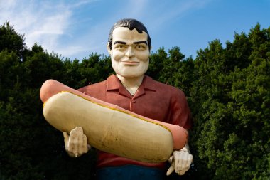 Atlanta, Illinois / ABD - 23 Eylül 2020: Tarihi Route 66 'daki Paul Bunyan Hotdog heykeli.
