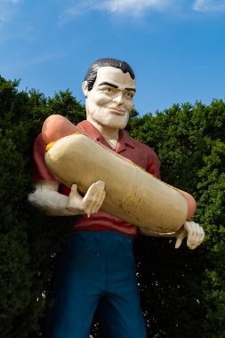 Atlanta, Illinois / ABD - 23 Eylül 2020: Tarihi Route 66 'daki Paul Bunyan Hotdog heykeli.