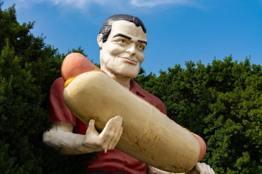 Atlanta, Illinois / ABD - 23 Eylül 2020: Tarihi Route 66 'daki Paul Bunyan Hotdog heykeli.