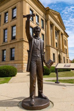 Abraham Lincoln 'ün Logan Adliyesi' ndeki heykeli. Lincoln, Illinois, ABD