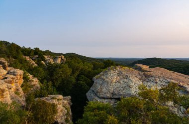 Tanrıların Bahçesi 'nin üzerinde gün batımı oluşumu. Shawnee Ulusal Ormanı, Illinois, ABD