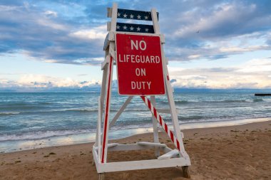 Michigan Gölü 'nde öğleden sonra güneşinde cankurtaran durağı. Evanston, Illinois, ABD