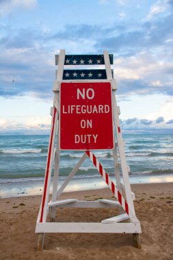 Michigan Gölü 'nde öğleden sonra güneşinde cankurtaran durağı. Evanston, Illinois, ABD