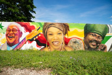 Montego Körfezi, St. James Parish - Jamaika - 10 Eylül 2025: Reggae ve Dancehall Şöhret Duvarı 'nın bir bölümü, 2024 yılında Jamaika' nın Montego Körfezi 'nde tamamlandı..