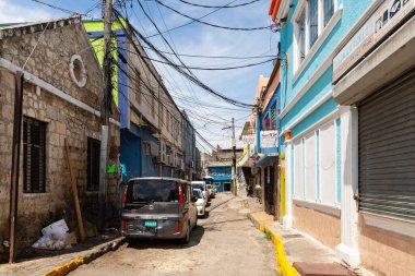 Montego Körfezi, St. James Parish - Jamaika - 10 Eylül 2025: Montego Körfezi, Jamaika 'daki şehir merkezindeki bina ve mağazaların dışı.