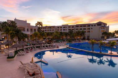 Montego Körfezi, Jamaika 'da gün batımına bakan güzel bir tatil yeri..