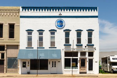 Lincoln, Illinois - ABD - 15 Mayıs 2025: Lincoln, Illinois, ABD 'deki şehir merkezi binasının dışı.