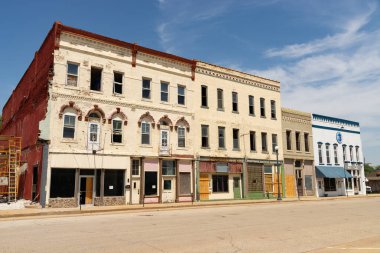 Lincoln, Illinois - ABD - 15 Mayıs 2025: Lincoln, Illinois, ABD 'deki şehir merkezi binasının dışı.