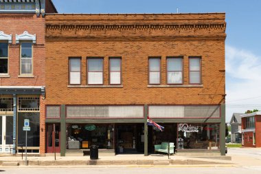 Lincoln, Illinois - ABD - 15 Mayıs 2025: Lincoln, Illinois, ABD 'deki şehir merkezi binasının dışı.