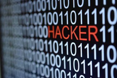 İkili kod numarası arkaplanı ve HACKER sözcüğünün kırmızı rengi  