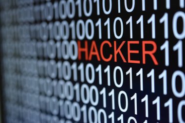 İkili kod numarası arkaplanı ve HACKER sözcüğünün kırmızı rengi  