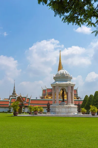 Wat Phra Keaw Templo Esmeralda Buda Com Grama Verde Bangkok — Fotografia de Stock