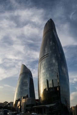 Gökdelenler ünlü ve güzel gece görünümü. Baku City Uluslararası iş merkezi. Akşam alev kuleleri. Baku, Azerbaycan