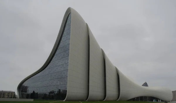Bakü, Azerbaycan-Mayıs 08, 2017: Bakü 'nün yeni binaları ve Haydar Aliyev Merkez kompleksi, Irak-Ingiliz mimar Zaha Hadid tarafından tasarlanan binalar