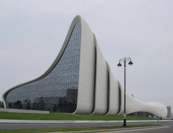 Bakü, Azerbaycan-Mayıs 08, 2017: Bakü 'nün yeni binaları ve Haydar Aliyev Merkez kompleksi, Irak-Ingiliz mimar Zaha Hadid tarafından tasarlanan binalar