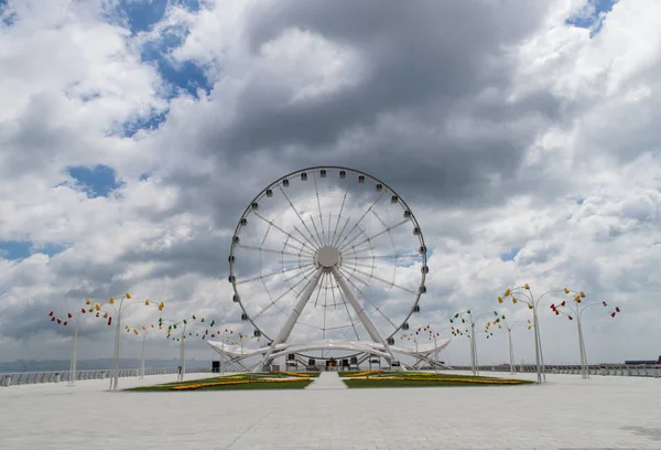 Baku Ferris wheel, contra o belo céu — Fotografia de Stock