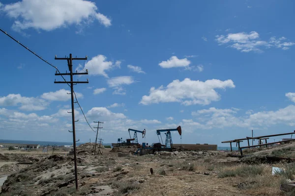 Bakü 'nün banliyölerinde petrol kuleleri. Azerbaycan